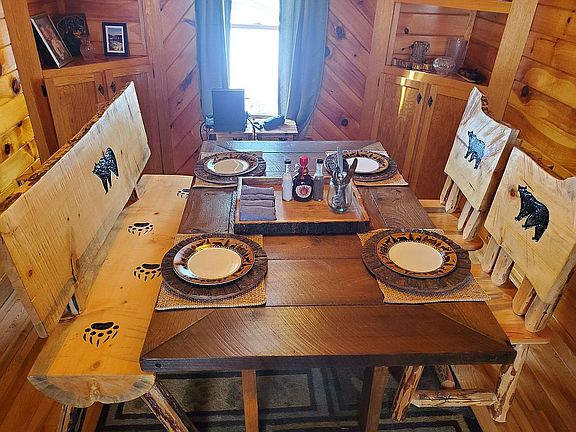 Fully furnished dining room