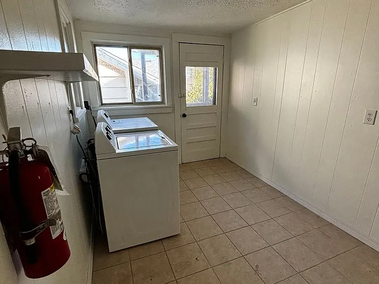 1100 W Wade St — Photo 18