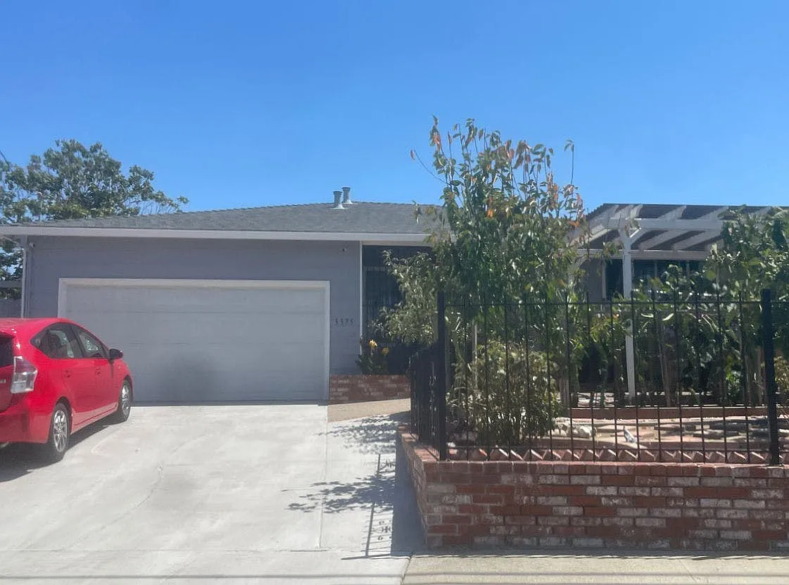 3375 Crestview Dr photo 1