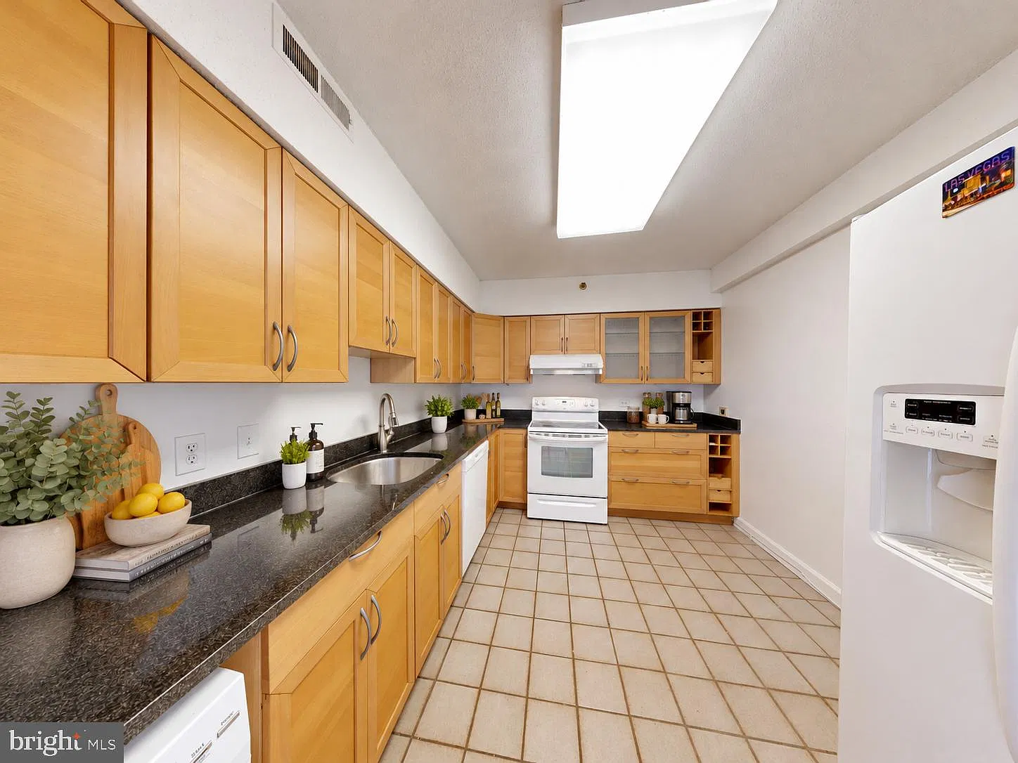Skyline Square Condo — Photo 3