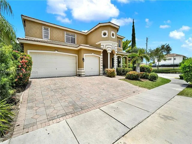 5 bed, 3.0 bath, 2962 sqft, $4,490 — Photo 2