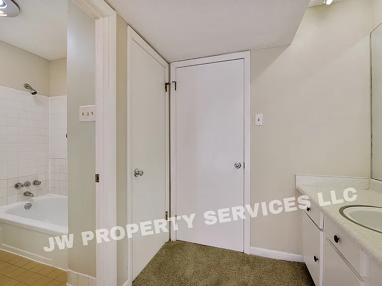 309-311 Lilac St — Photo 8