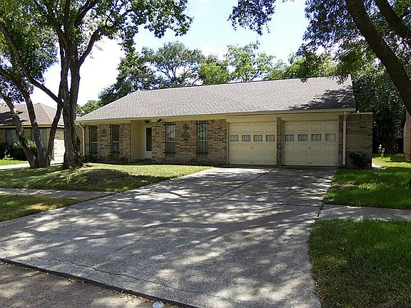 DOUBLE DRIVEWAY INTO 2 CAR GARAGE AND NEW 30 YR ROOF INSTALLED IN 2009!!!
