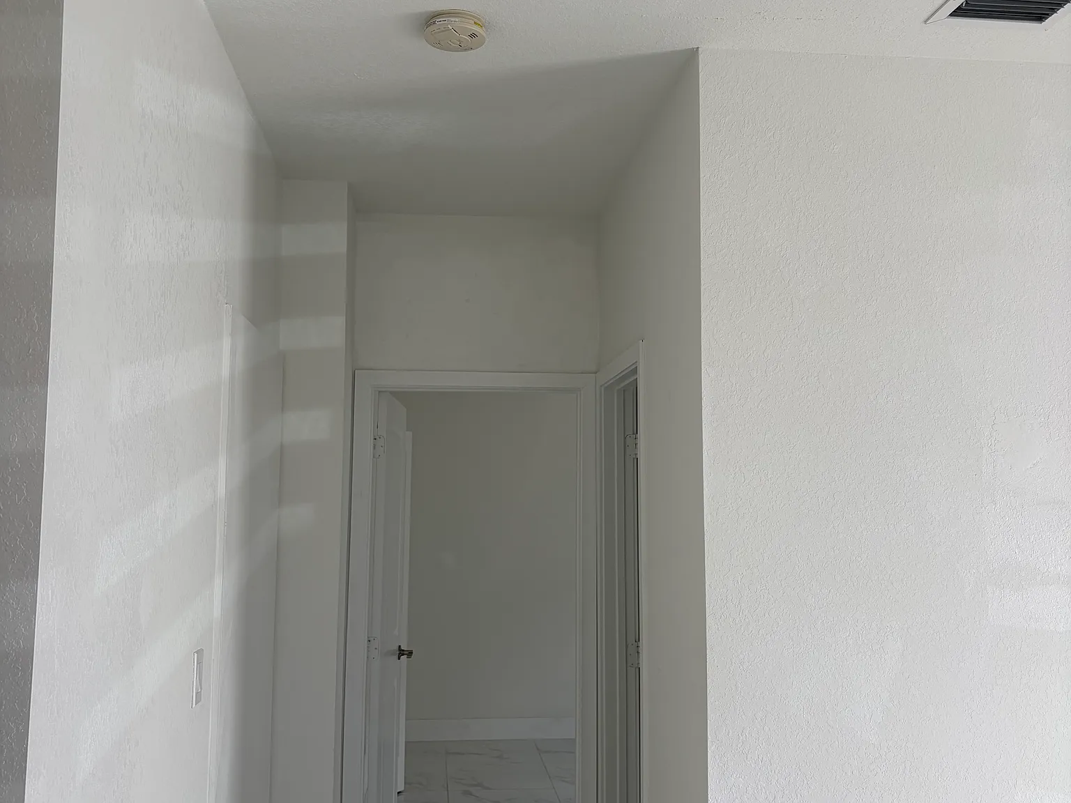 1 bed, 950 sqft, $1,300 — Photo 4