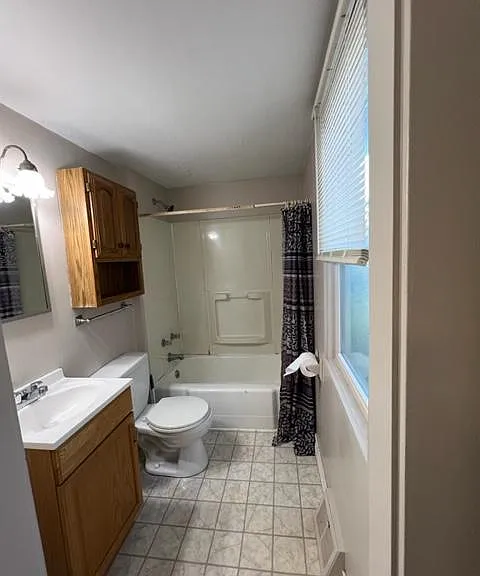 220 E Brady St #LOWER — Photo 9