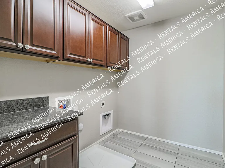 2930 E Detroit St — Photo 29
