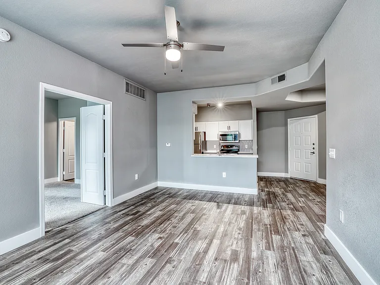 Oxford Apartments — Photo 23