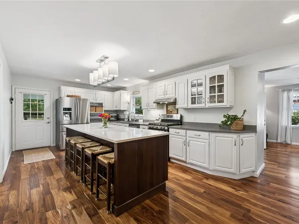 100 Howell Ln, Jeannette, PA 15644