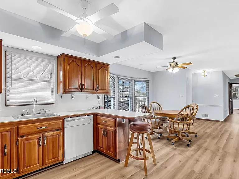 1097 S Lakewood Farmingdale Rd — Photo 8