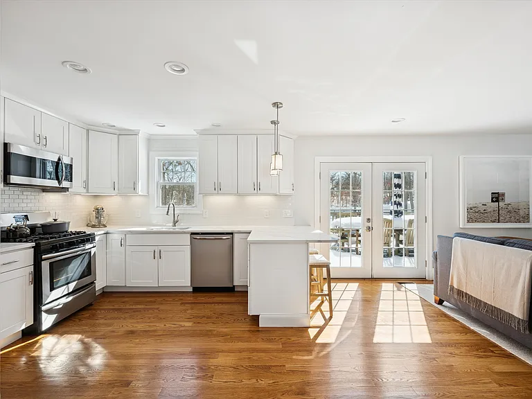 4 Stuart Ct — Photo 2