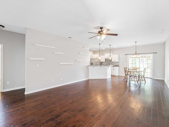 5th image of 574 Fox Haven Dr