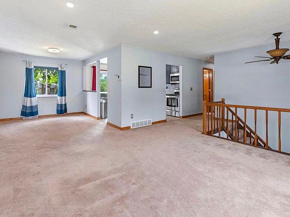 4th image of 8867 Center Dr