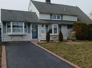 5 Redpoll Ln, Levittown, NY 11756