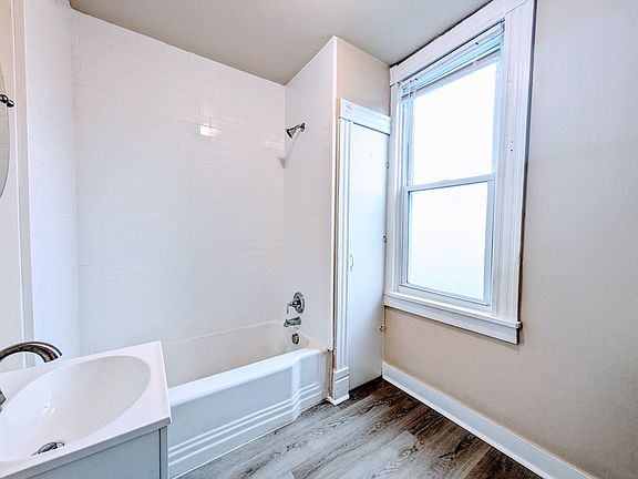 5th image of 608 Alexander St Floor 2