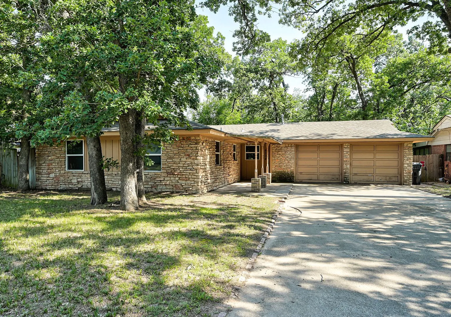 Charming 3-Bed, 1.5-Bath Home with 2-Car Garage Near NW 23rd & MacArthur — Photo 3