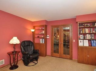 2390 Chanticleer Dr, Brookfield, WI 53045