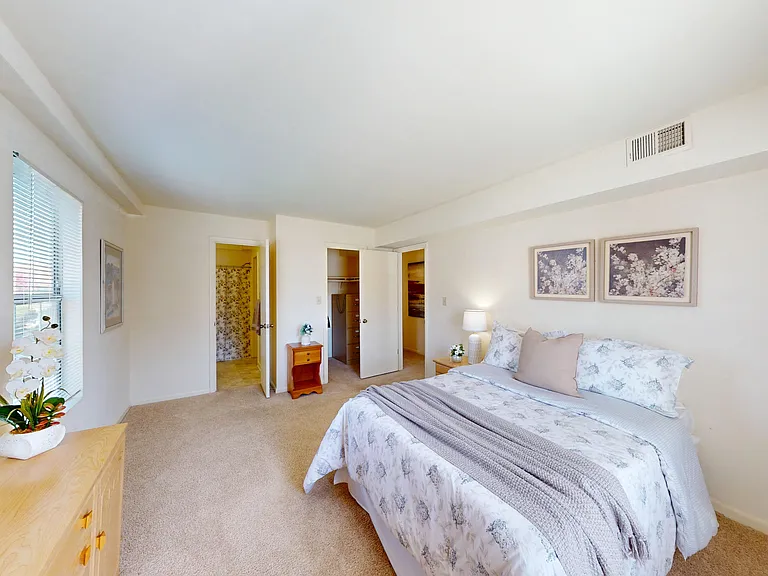 Crystal Lake Apartments — Photo 14