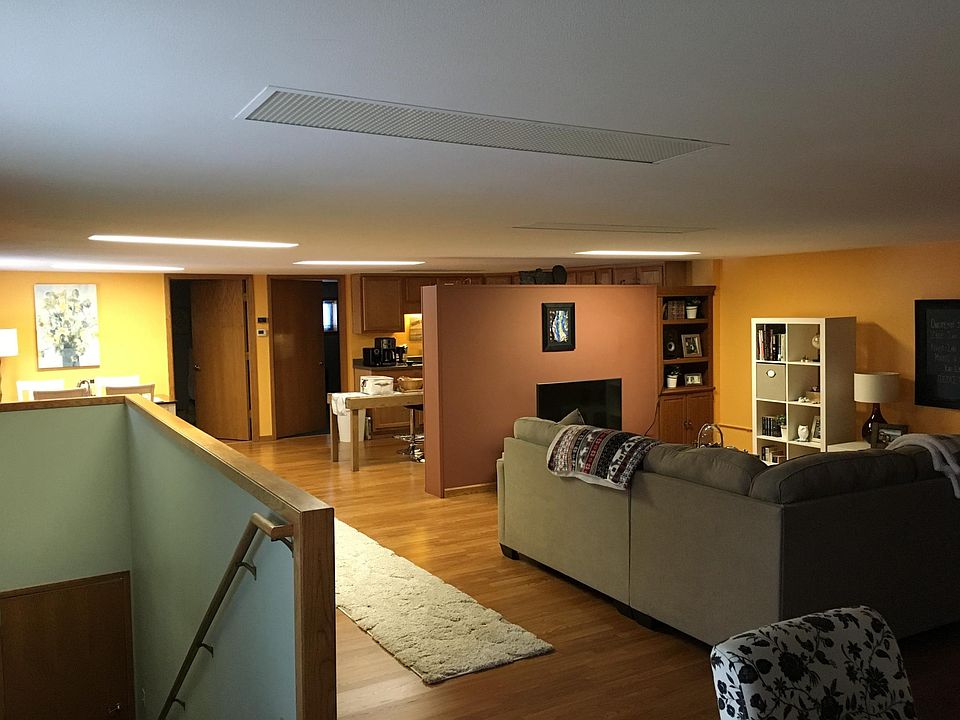 1st image of 908 13th Ave E