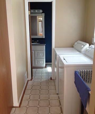 Laundry, 1/2 Bath