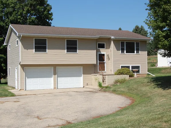 910 Country Club Dr, Maquoketa, IA 52060