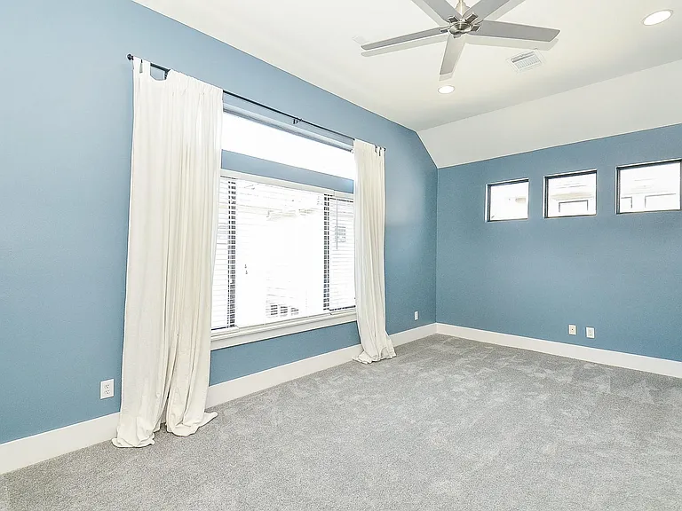 408 Parker St — Photo 16