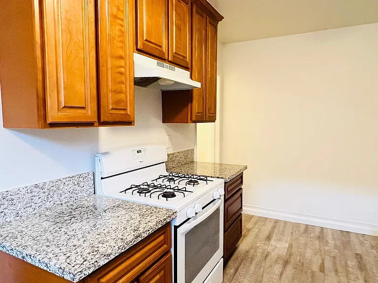 2533 S Dunsmuir Ave — Photo 7