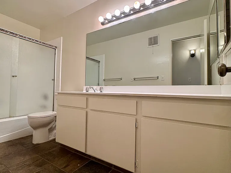 4901 Whitsett Ave #203 — Photo 14