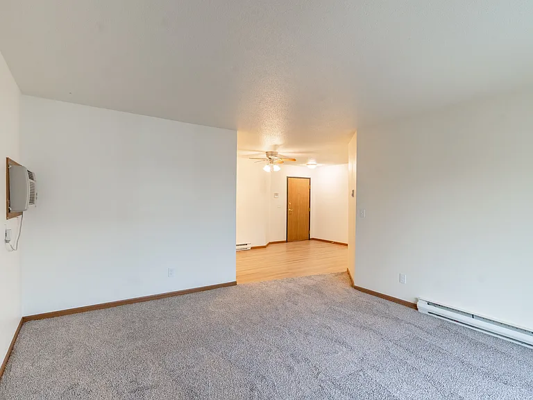 Fargo, ND Flagstone Apartments | 21B | Living