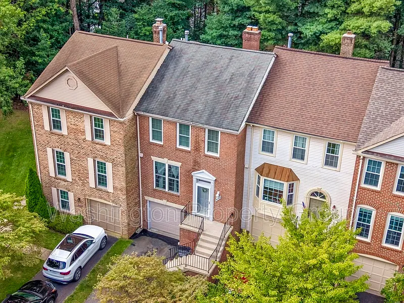 3 bed, 3.0 bath, 1428 sqft, $3,200 — Photo 3