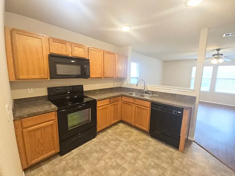 2404 Clairborne Dr — Photo 4