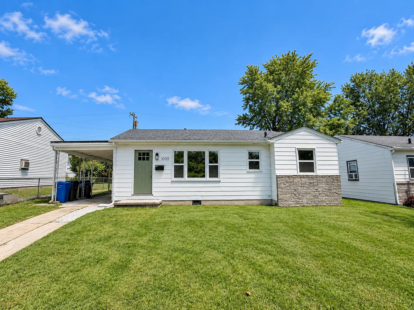 3 bed, 947 sqft, $1,745 — Photo 1