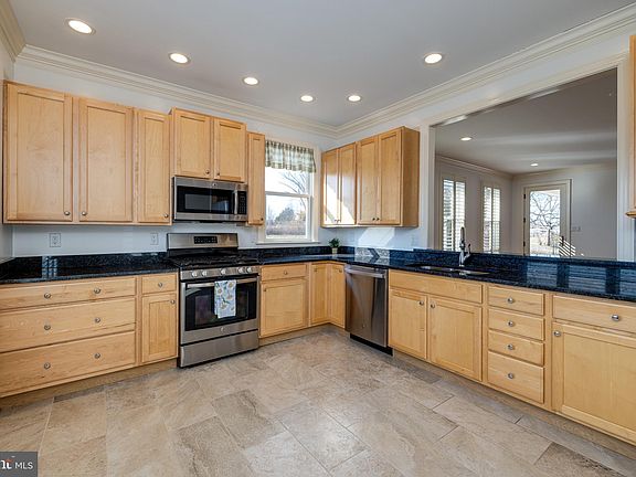 3rd image of 1098 Magnolia Ct