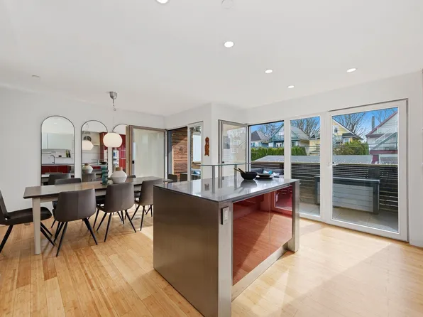 128 W 12th Ave, Vancouver, BC V5Y 1T7