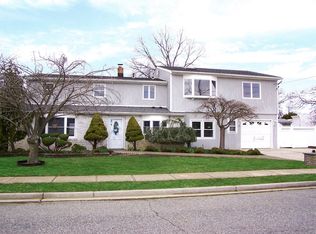 101 Van Buren St, Massapequa Park, NY 11762