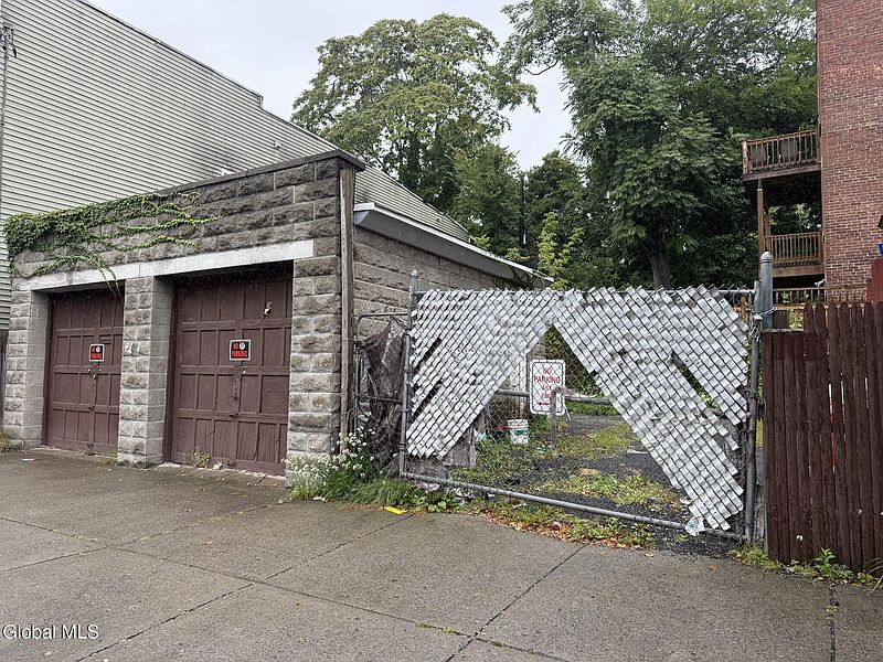 5th image of 402 Clinton Avenue