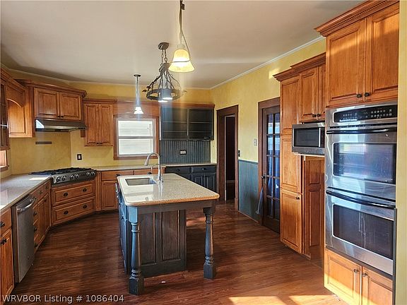 3rd image of 914 E Chism St
