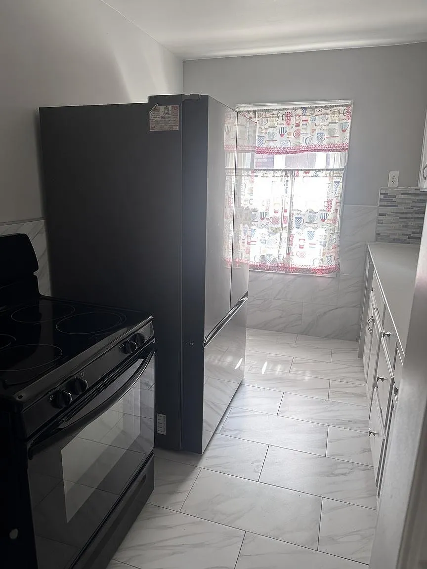 3 bed, 1.0 bath, 1181 sqft, $910 — Photo 2