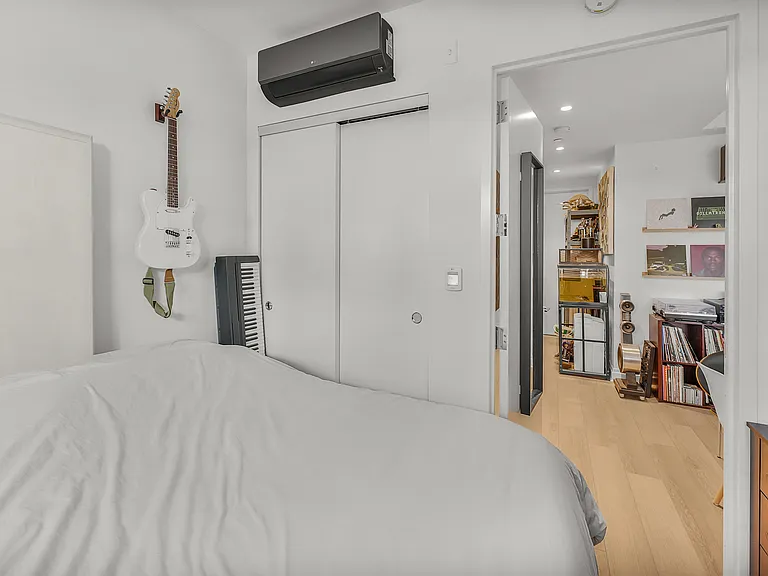 10-25 Jackson Ave #6B — Photo 9