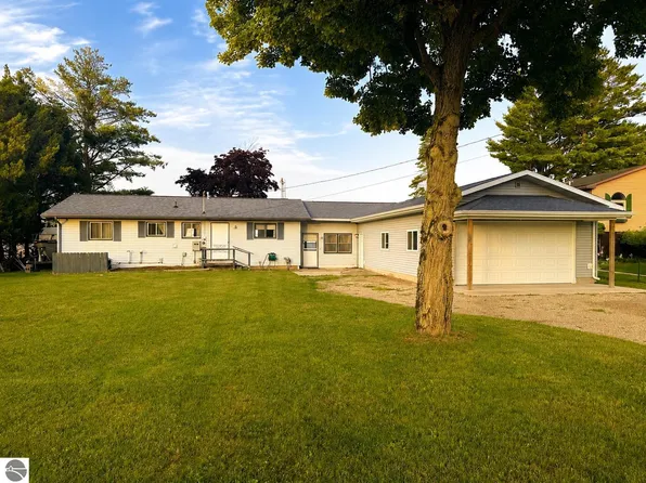 2383 S Green Dr, Au Gres, MI 48703
