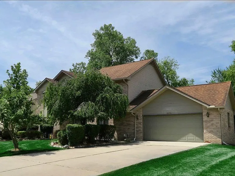7233 Oakwood Dr — Photo 2