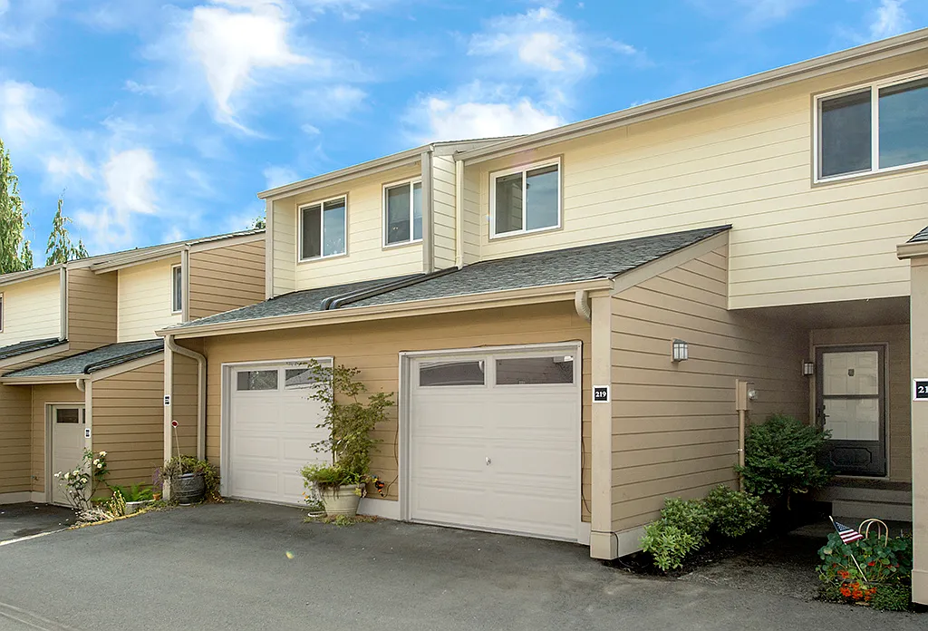 3 bed, 1.5 bath, 1360 sqft, $3,000 — Photo 1