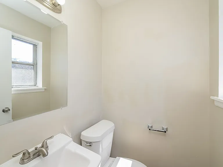 711994_025_main_bathroom_13618795.jpg