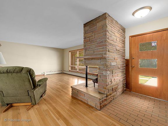 4th image of 421 N Oak St