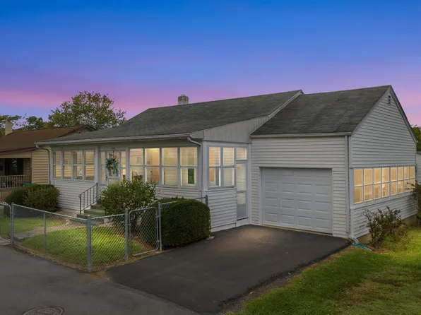 126 S Funk St, Strasburg, VA 22657