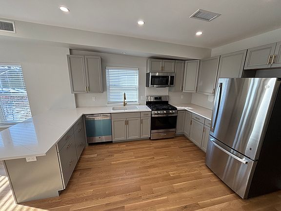 4th image of 173 Valley St Floor 2