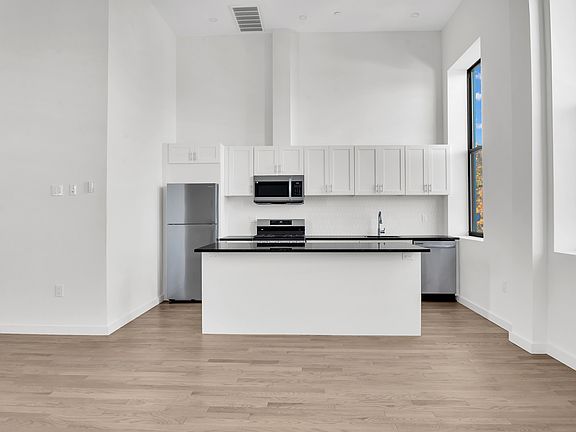 4th image of 185 Chauncey St APT 3R