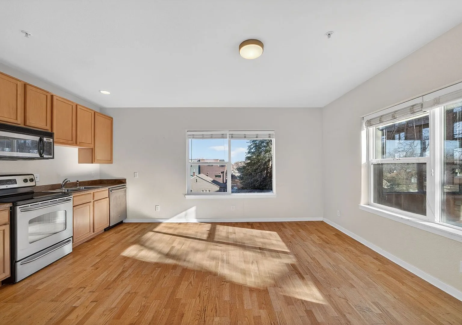 Sunlit 2 BR, 2 BA Condo Steps From Denver University w/ Covered Parking! — Photo 4