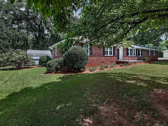 3rd image of 200 Edgebrook Dr