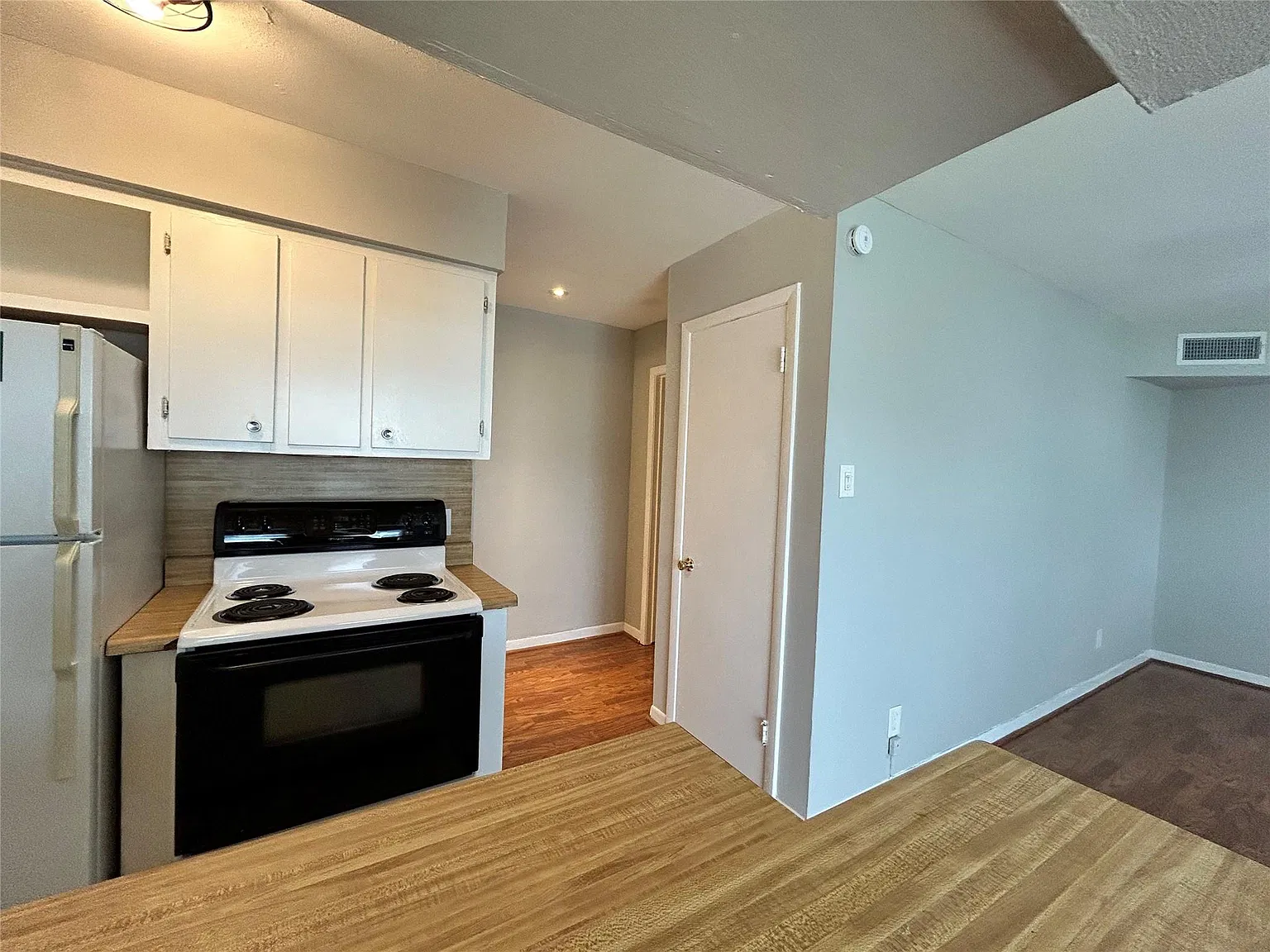 1 bed, 1.0 bath, 650 sqft, $895 — Photo 4