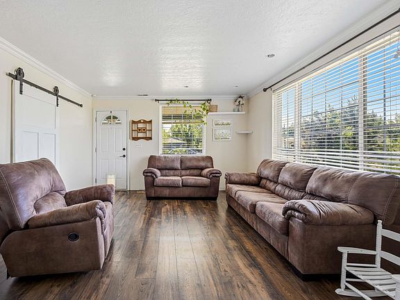 5th image of 905 Broadway St